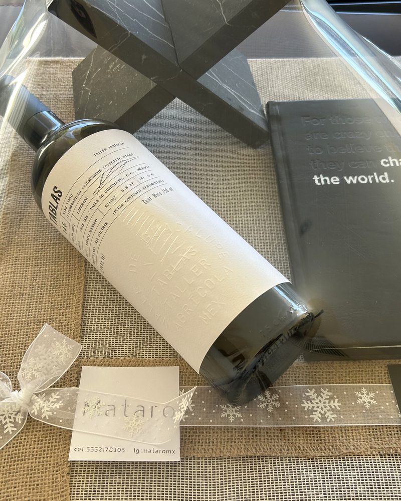 Set de regalo con vino, libro y tarjeta Mataró