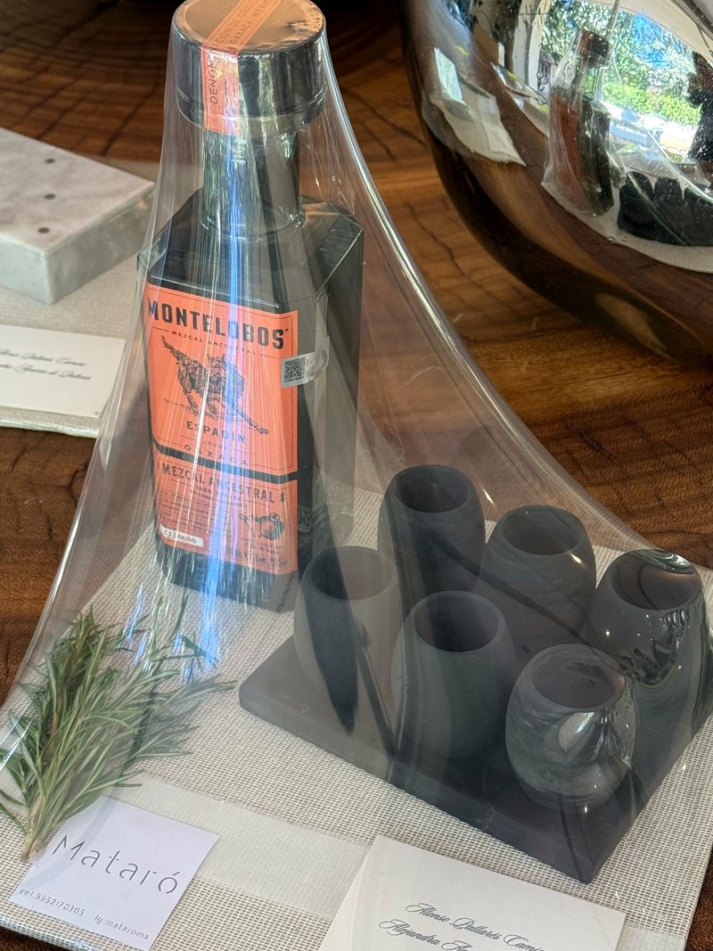 Set de mezcal y vasos de piedra con tarjeta de felicitación