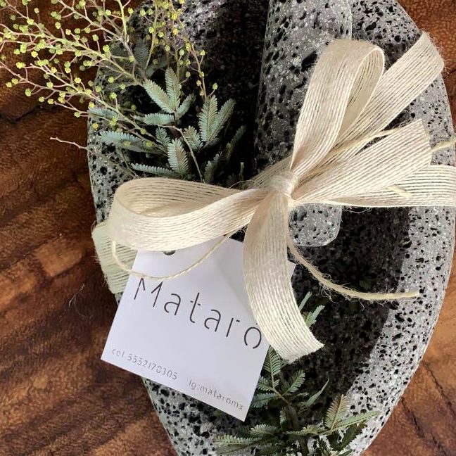 Molcajete de recinto con listón y flores secas