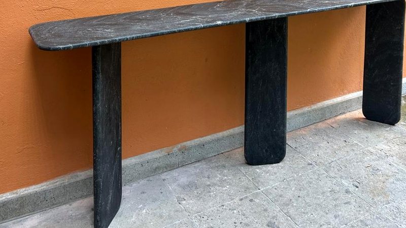 Consola de mármol negro de tres patas