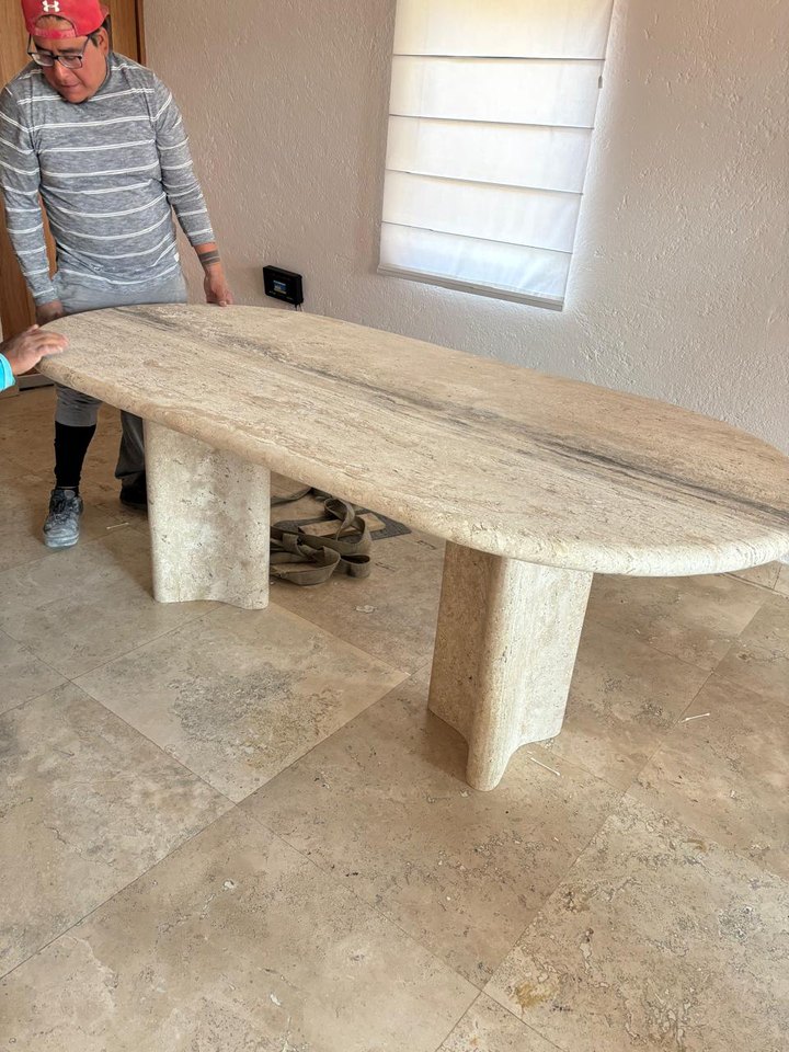Mesa ovalada de travertino