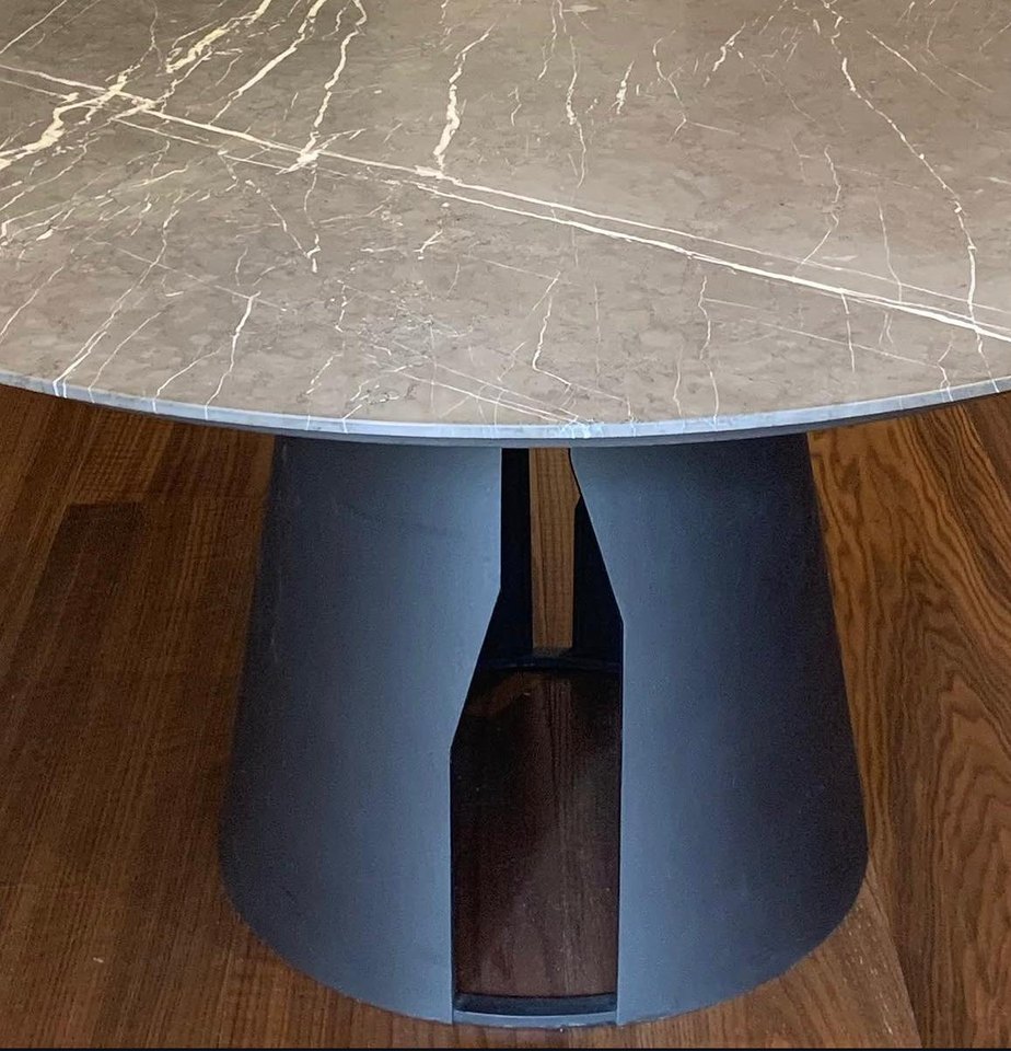 Mesa redonda de mármol gris